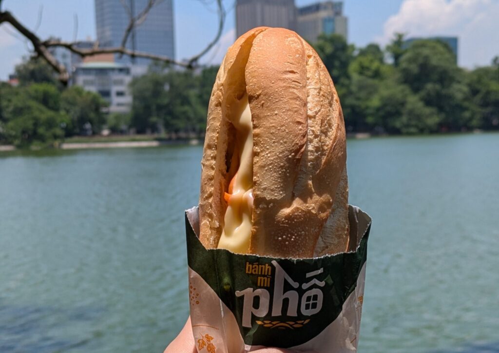 ホアンキエム湖近くで実食